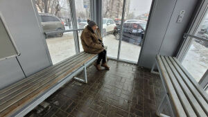 «Оккупировали!»: в единственную теплую остановку Казани вернулась жить бездомная