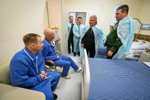 Минниханов навестил бойцов в военном госпитале в Казани