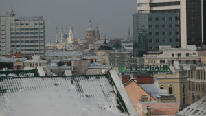 Синоптики предупредили татарстанцев о высоком риске схода льда и снега с крыш