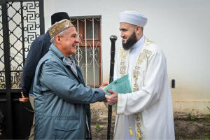 В намазе в честь Ураза-байрам  в Галеевской мечети приняли участие Рустам Минниханов и Ильсур Метшин