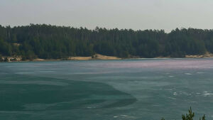Экологи нашли в Изумрудном озере, лед которого окрасился в розовый, остатки петард с краской