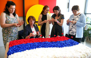 1250 рукотворных роз со всей страны: в Казани из глины создали рекордный флаг Российской Федерации