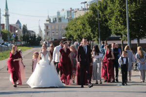 Парад тройняшек и свадебных платьев разных лет: как в Татарстане отметят День семьи, любви и верности