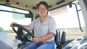 В поле с маникюром: как девушка из татарстанских Сабов управляет трактором наравне с мужчинами