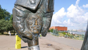 Тайна казанского памятника: Камиль Исхаков рассказал, как его лицо попало на набалдашник трости Фукса