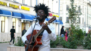 «Если б не было тебя»: почему студент из Камеруна запел Джо Дассена на казанской улице Баумана