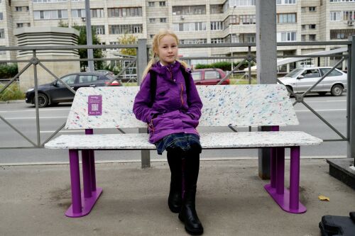 Из упаковки в мебель: в Казани установили скамейки и урны из переработанной пленки