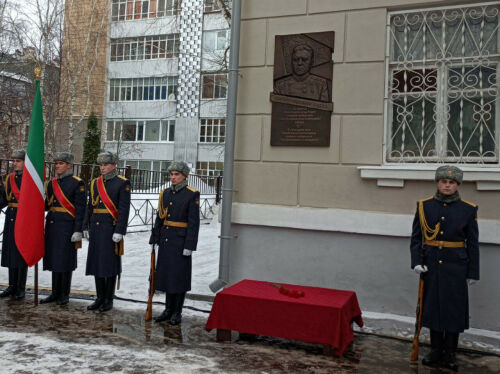 «Он был простым парнем из деревни»: в Казани открыли мемориальную доску в честь Гани Сафиуллина