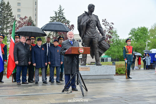 В Казани открыт памятник  поэту-фронтовику Фатиху Кариму