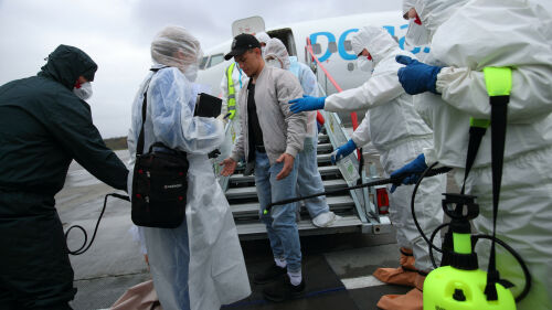 В аэропорту Казани спецслужбы на учениях отработали прилет больного холерой