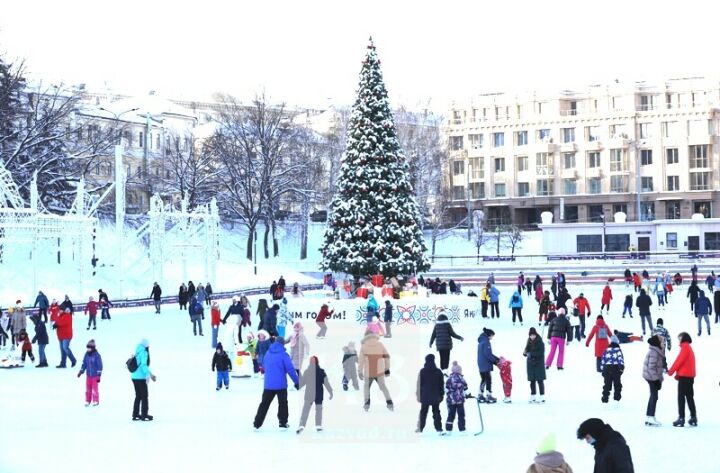 Черное озеро зимой